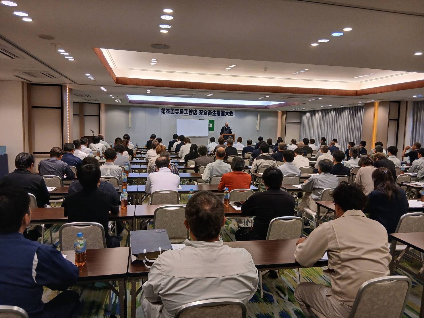 海應院　矢嶋雅人住職のお話を真剣に聞いています